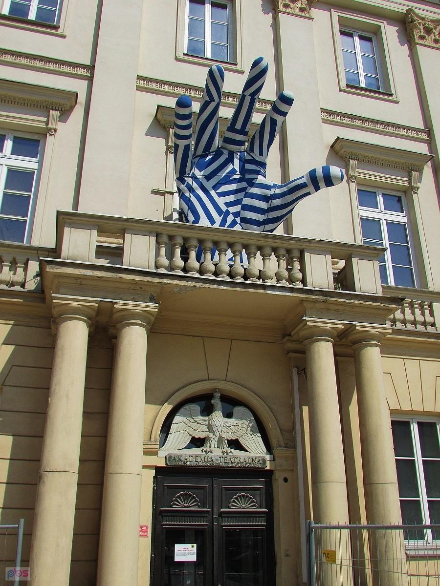 Dłoń na balkonie nad wejściem do Akademii Teatralnej