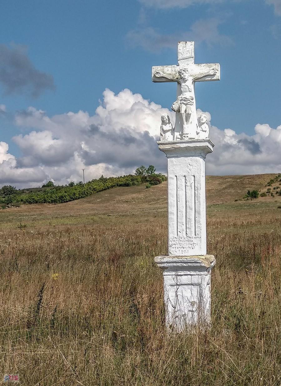 Kolejny krzyż z czaszką