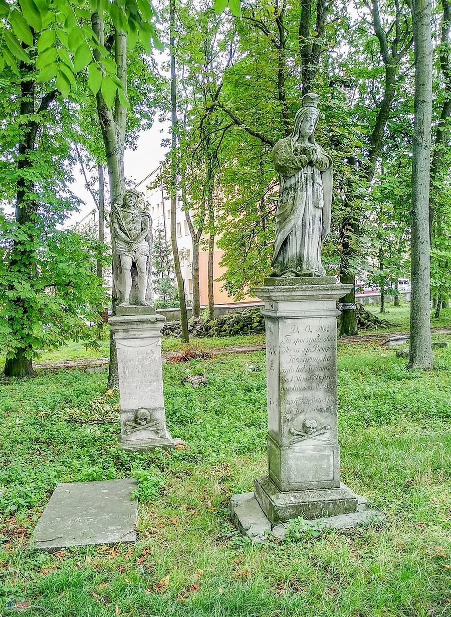 2 czaszki na starym cmentarzu przy kościółku św. Leonarda w Busku-Zdroju