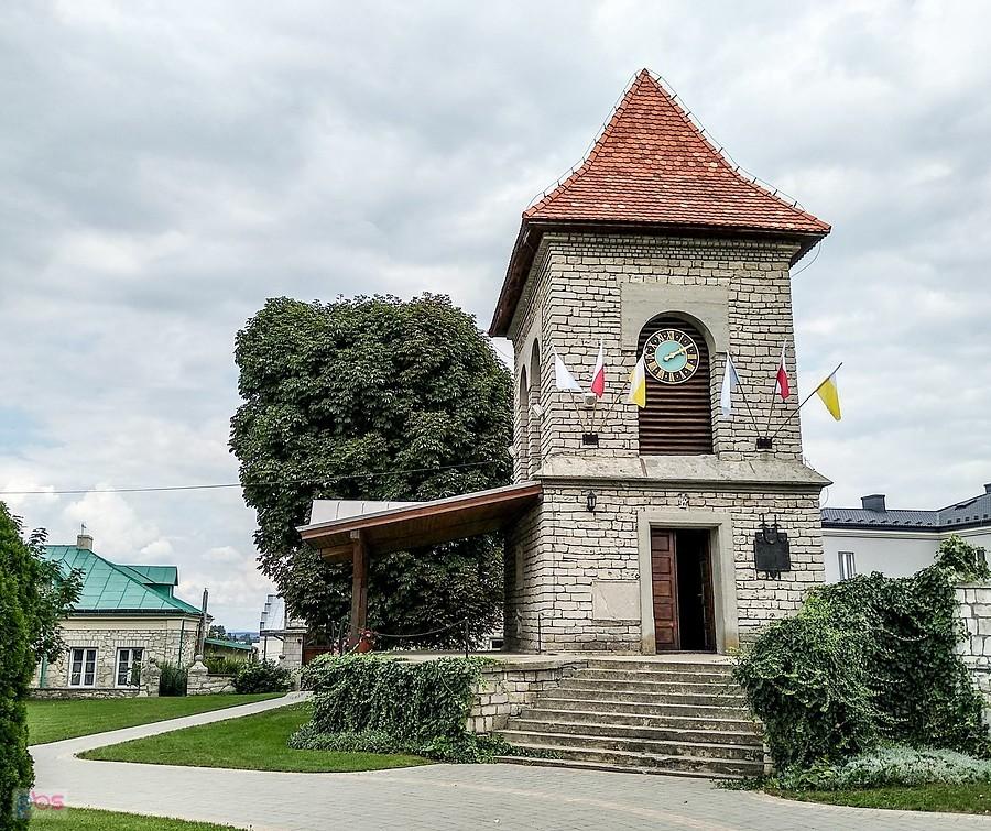 Dzwonnica przy kościele św. Apostołów Piotra i Pawła