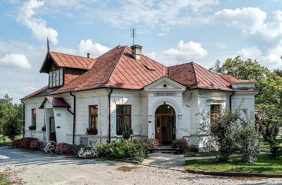 Willa Irena w parku zdrojowym w Solcu-Zdroju