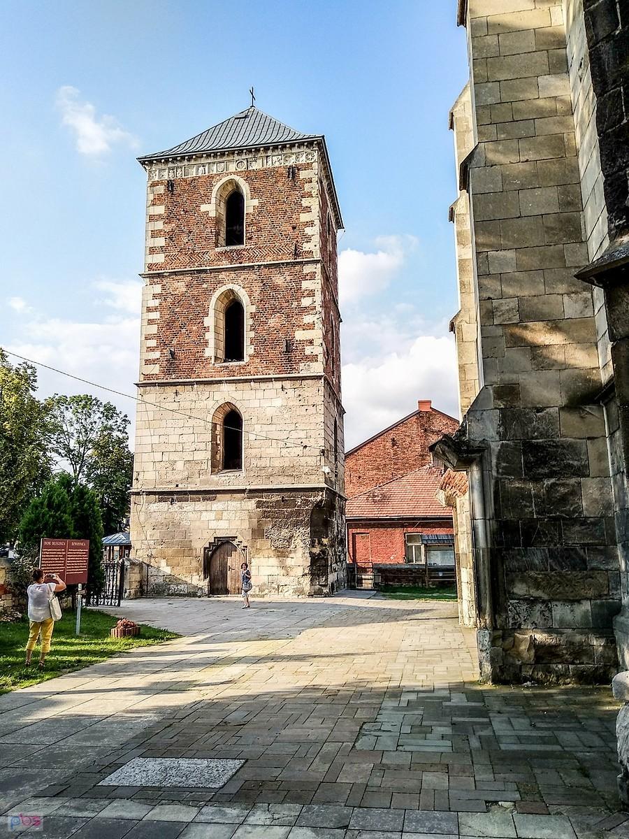 Dzwonnica przy kościele