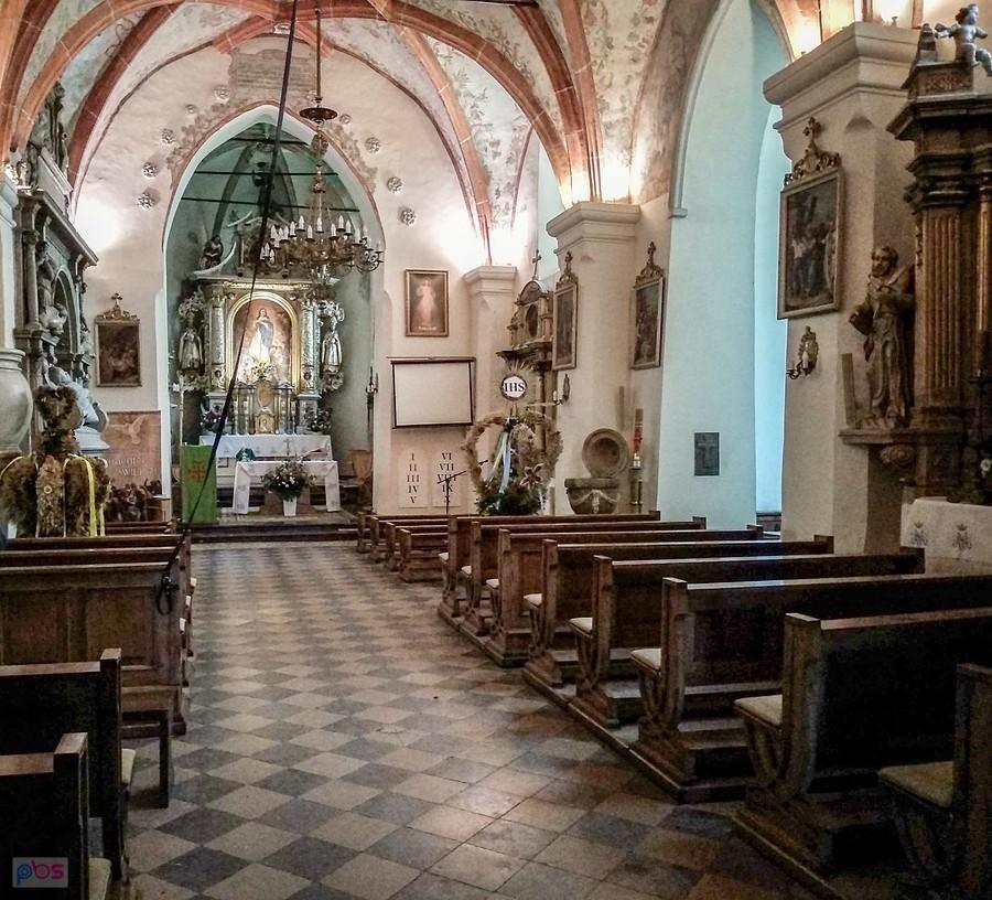 Wnętrze kościoła w Chroberzy