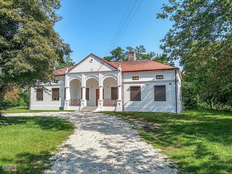 Zrekonstruowany dworek w Stawach