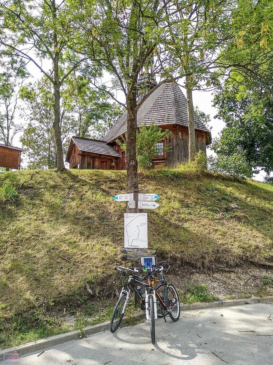 Drewniany kościół w Chotelku