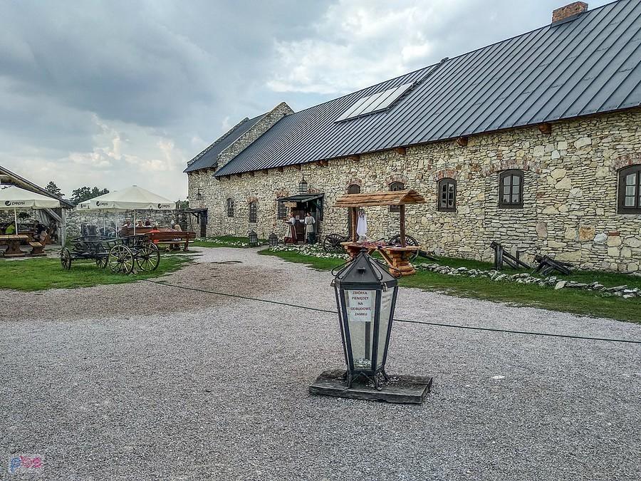 Sobków - przy restauracji zamkowej