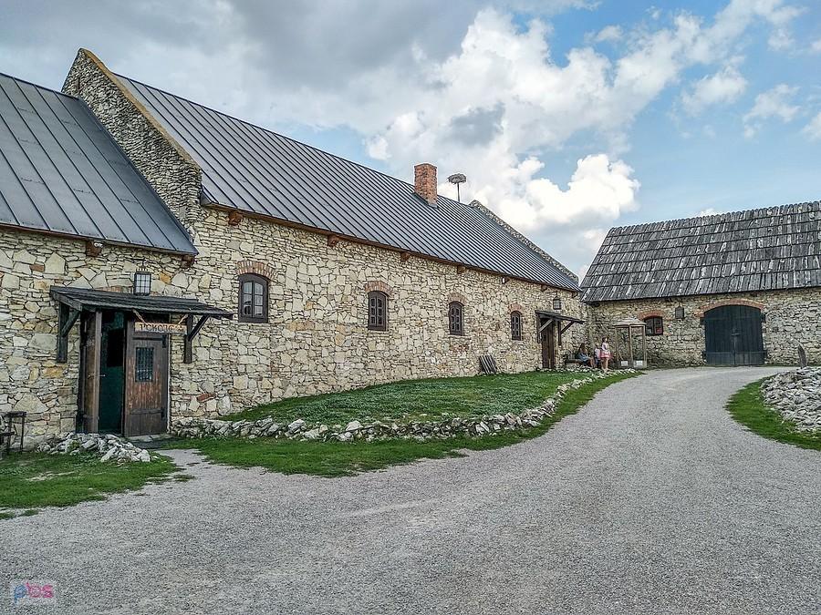 Zabudowania zamku Sobków