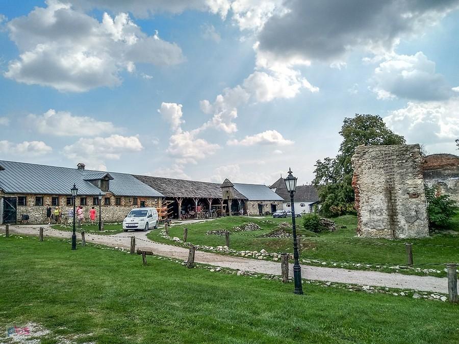 Na dziedzińcu zamku Sobków