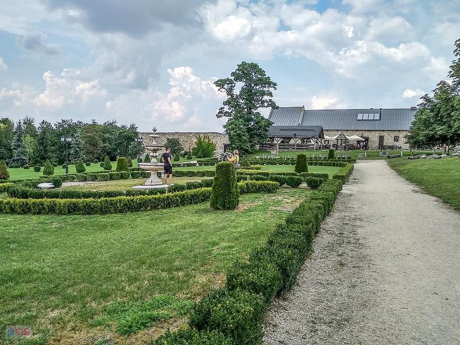 Zamek Sobków - ogród
