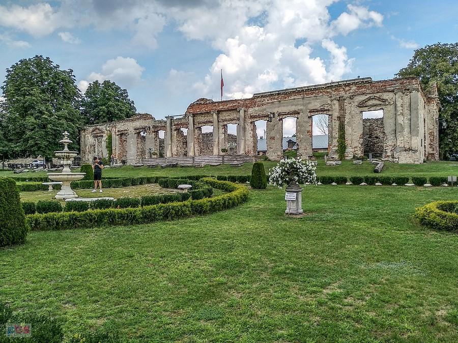 Zamek Sobków - widać, że ktoś o to dba