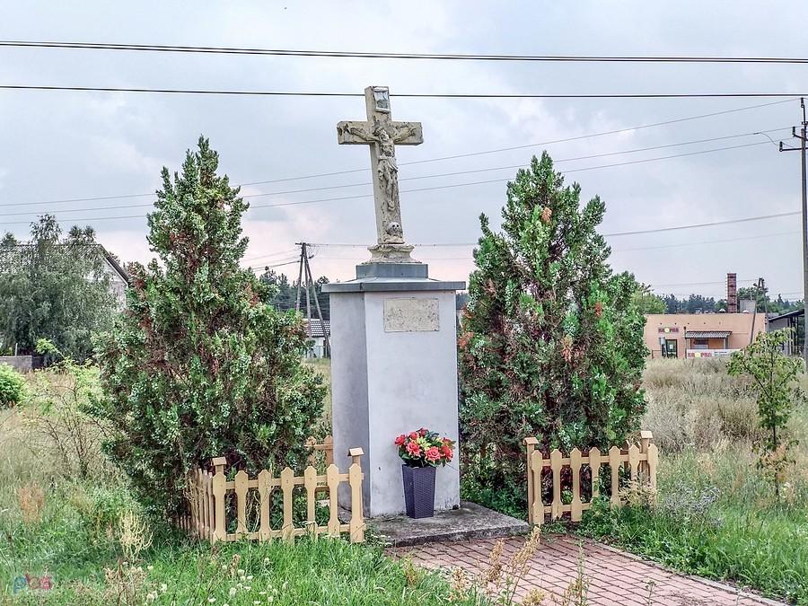 Okolica usiana jest krzyżami z czaszkami
