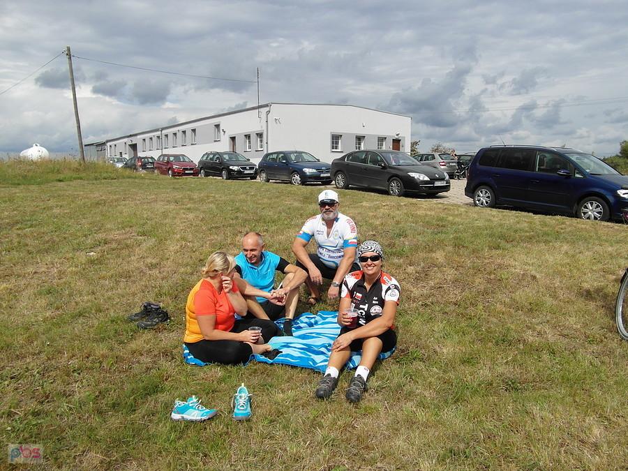Grupa rowerzystów na postoju
