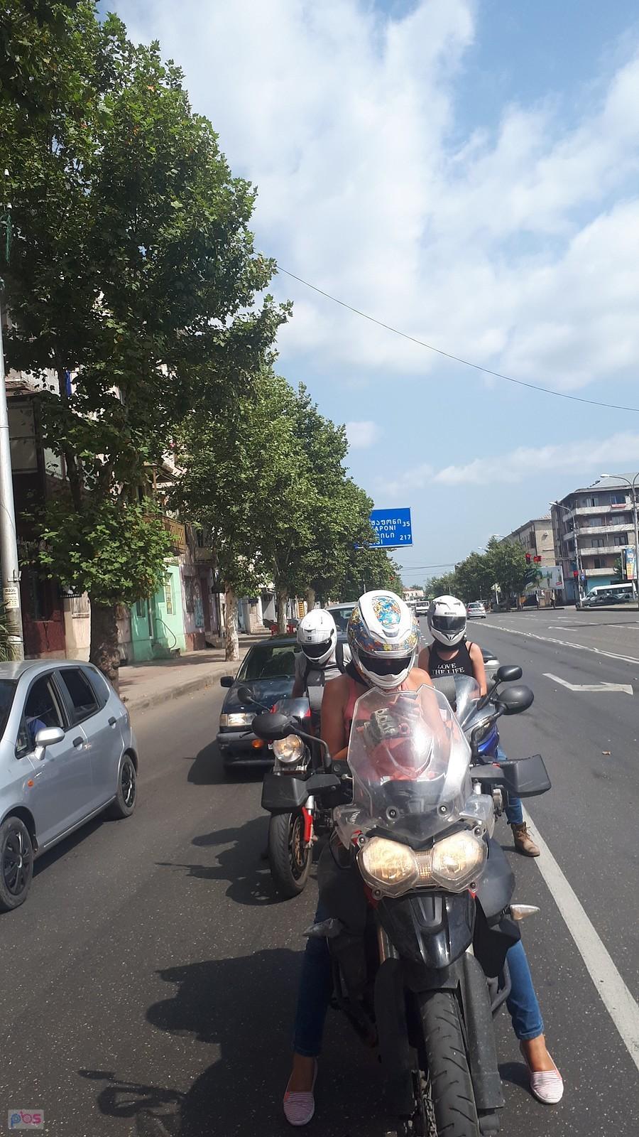 Dwie Rosjanki i Rosjanin w Kutaisi