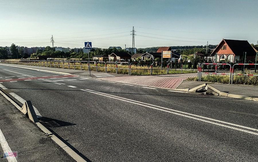 Co roku to samo... wypadają krawężniki, wybrzusza się asfalt...