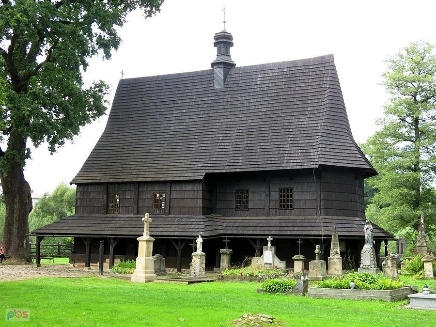 Przed kościółkiem św. Leonarda w Lipnicy, to w tym miejscu znaleźliśmy 33 czaszki