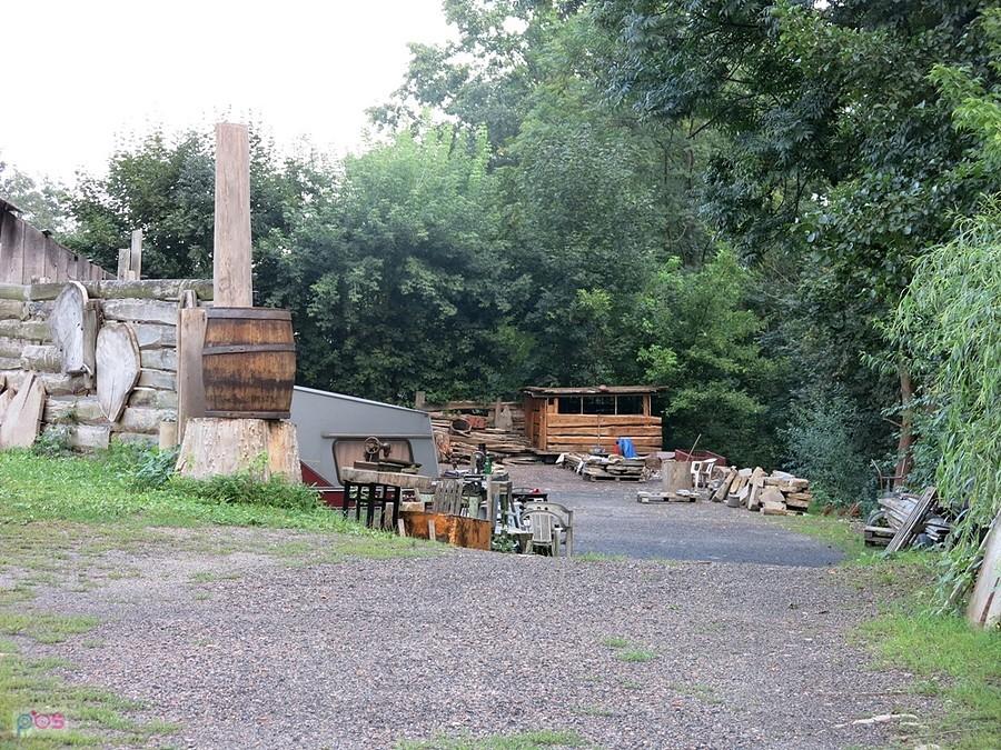 Rupieciarnia na czyimś podwórku