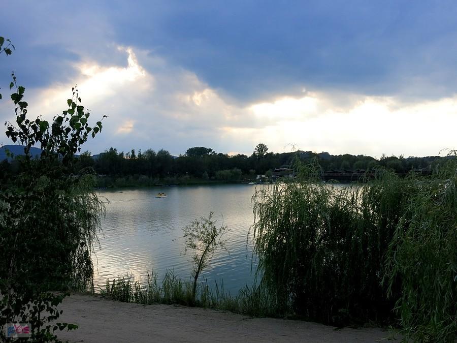 Chmury kołdunią się nad campingiem Chorwacja