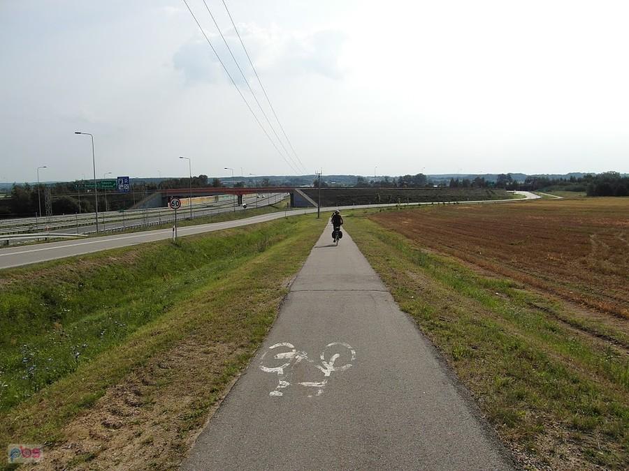 Ścieżka rowerowa wzdłuż trasy S8