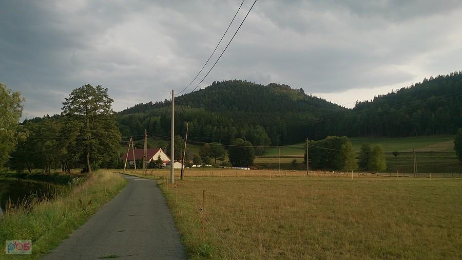 Lokalny wąski asfalt