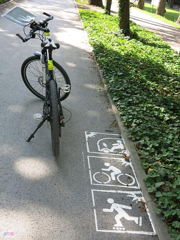 Po środku deptaka w Busku-Zdrój