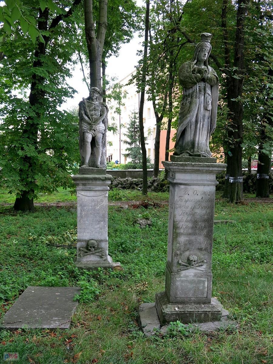 Busko-Zdrój - 2 czaszki przy kościele św. Leonarda