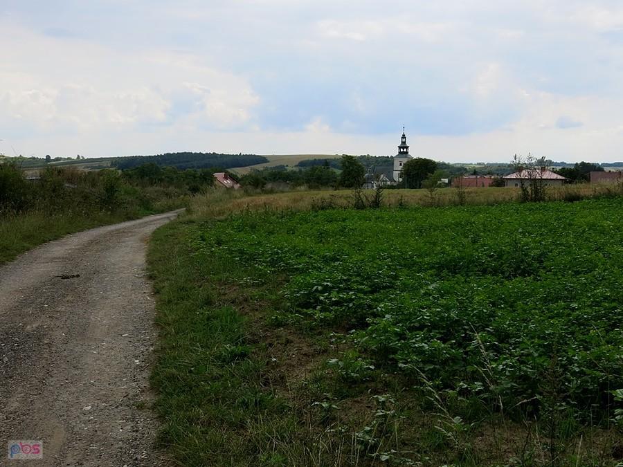Czasem musimy się przebijać polnymi drogami