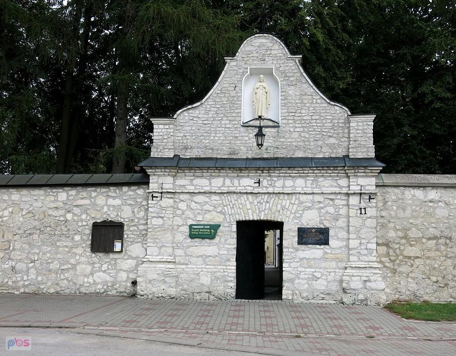 Kąty Stare Folwarki - klasztor z 1639r.