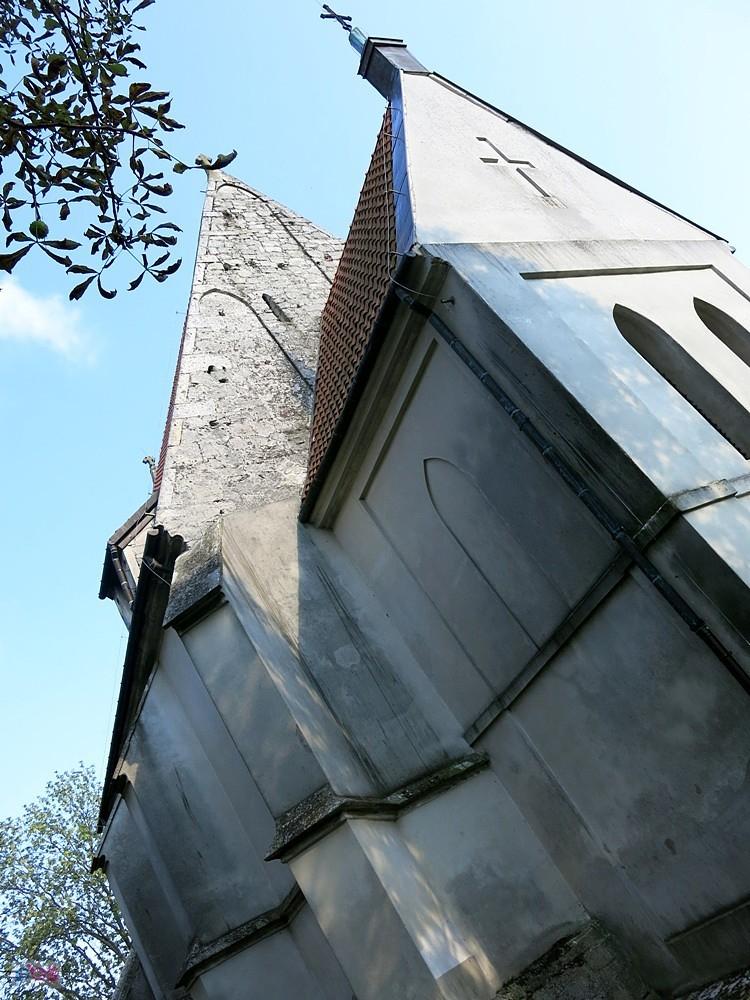 Przed kościołem z 1440-50r. w Chotelu Czerwonym
