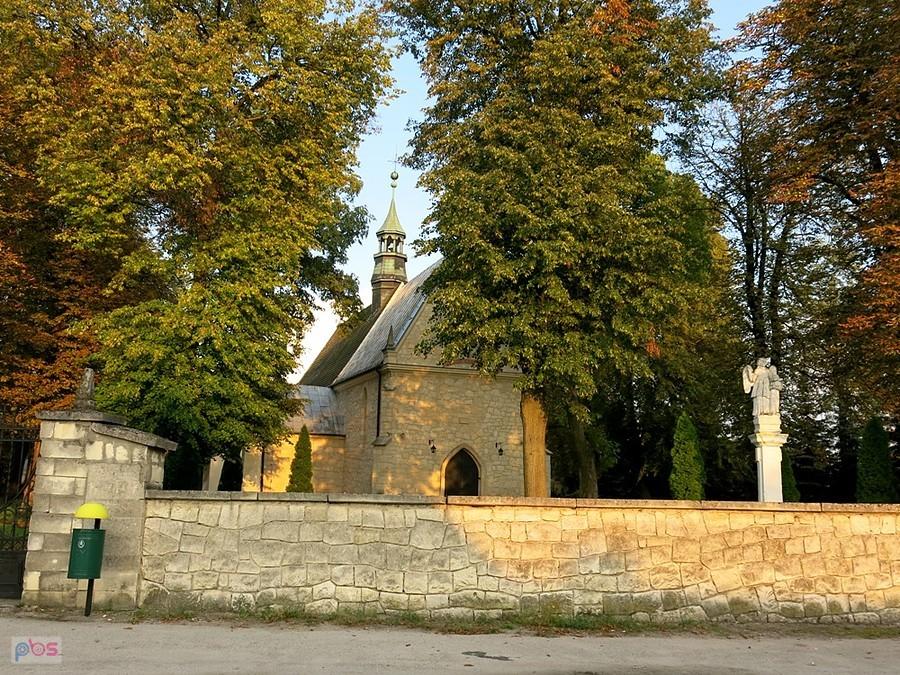 Stara Zagość - przed kosciołem z XII-XIV w.