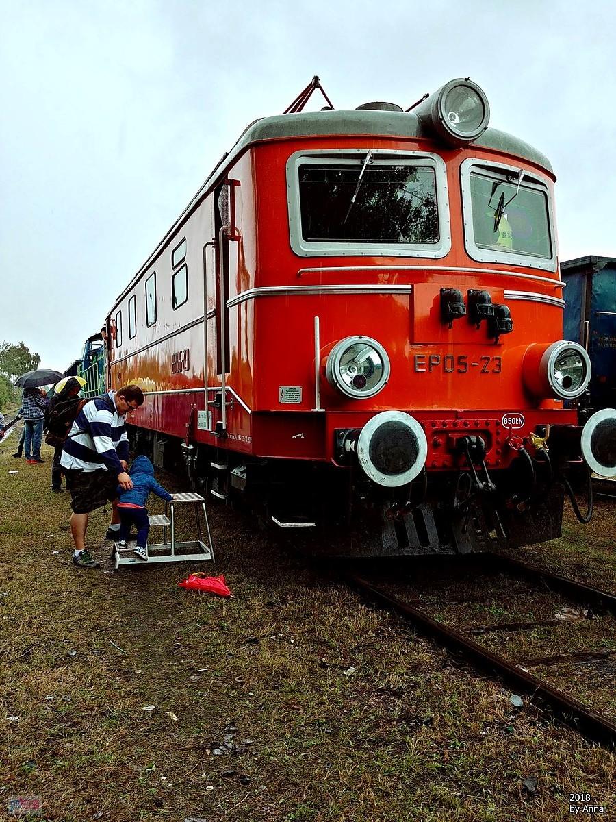 Idą oglądać wnętrze lokomotywy :)
