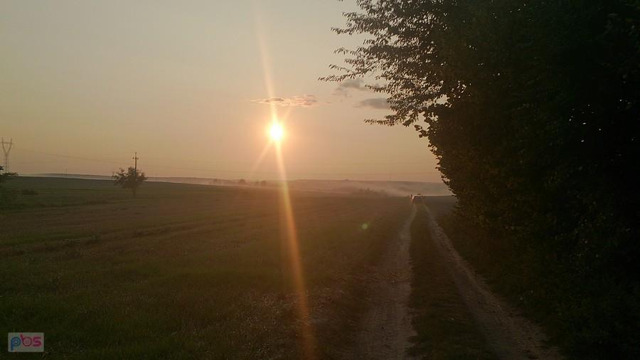 Ścieżka polna i zachód Słońca