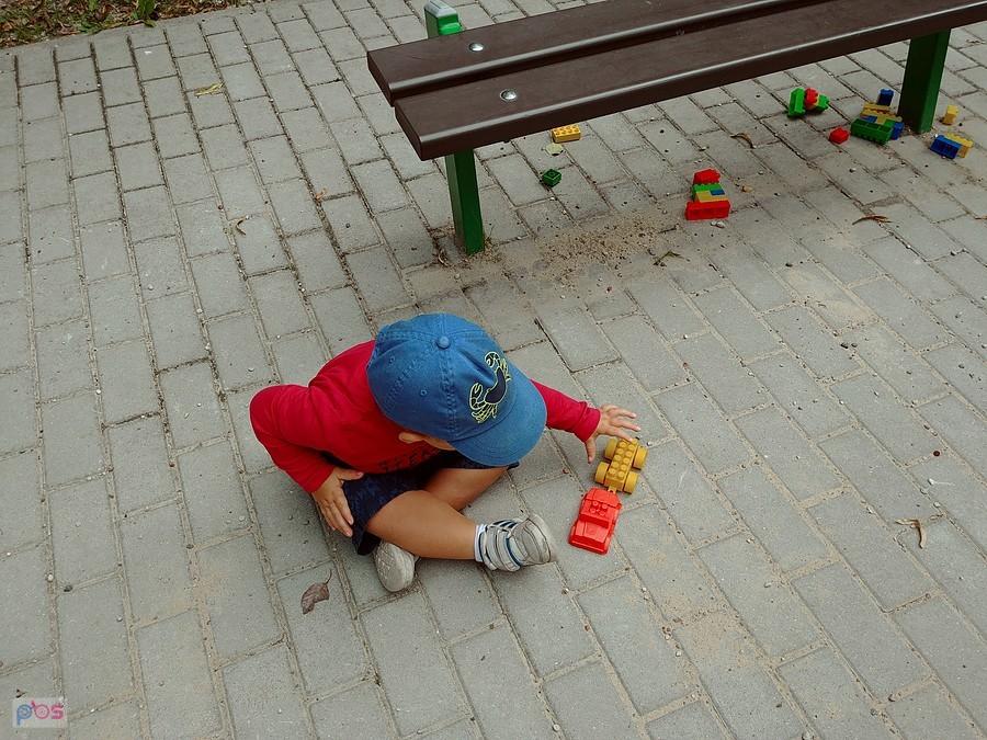 Klocki są nawet na placu zabaw.