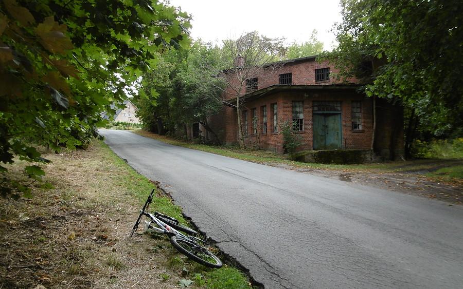 Stary i podupadający w ruinę Browar w Miedziance