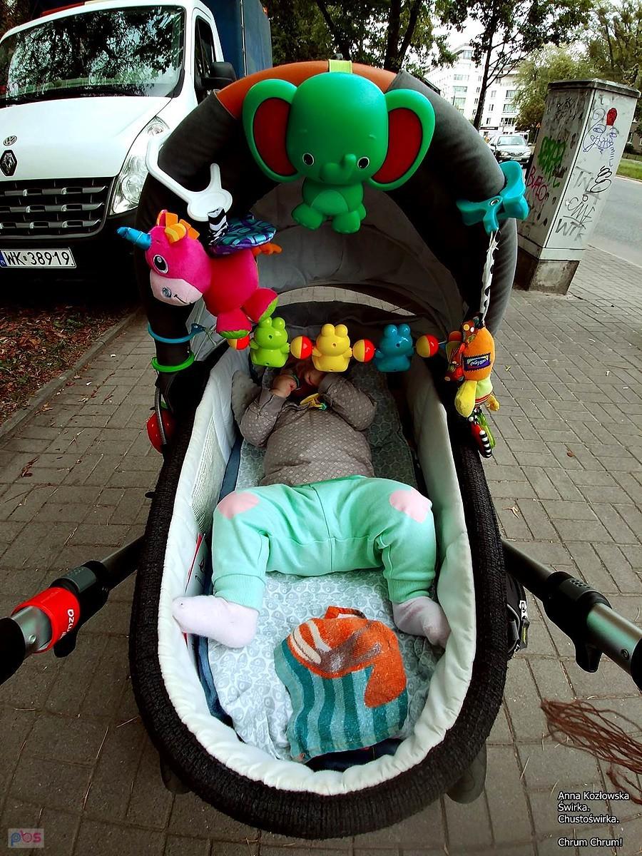Idziemy do metra :D Z wózkiem!!! Chusty są, nawet 2 na wszelki, ale wzięłam Polci wózek!