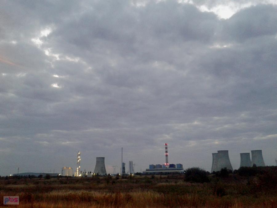 Pochmurne niebo na Elektrociepłownią Adamów
