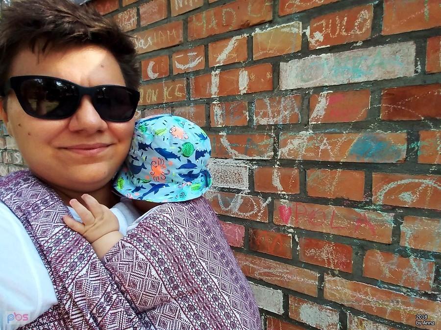 Mama z dzieckiem w chuście