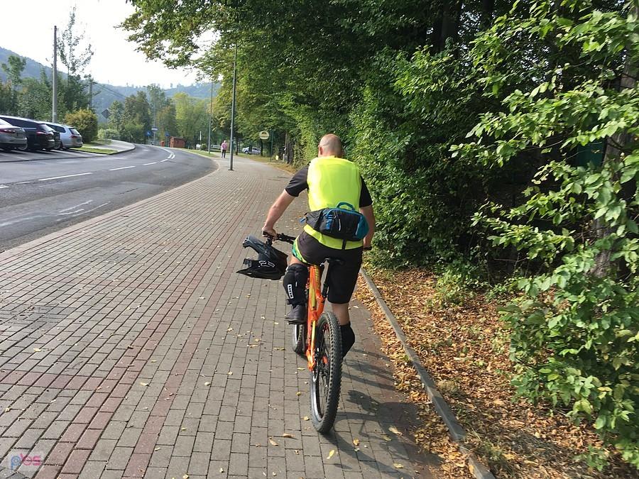 Typowy endurowiec. W kaloszach i z nerką na plecach jedzie fulem po bułki do sklepu z koszykiem na kierownicy.