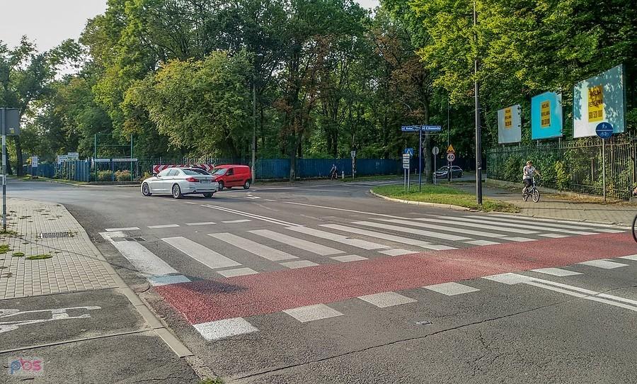 Rowerówka zupełnie bez zapowiedzi skręciła, bez znaku, bez ostrzeżenia