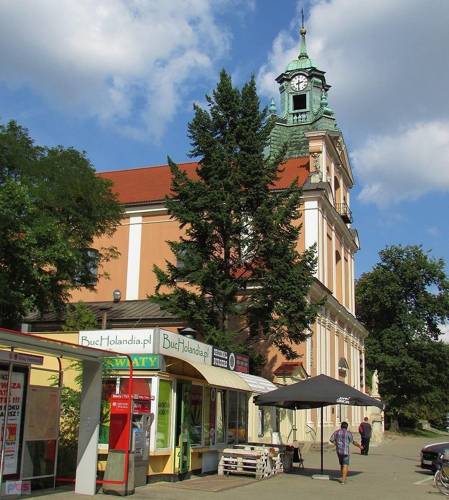 Kwiaty, burgery i przesunięty kościół