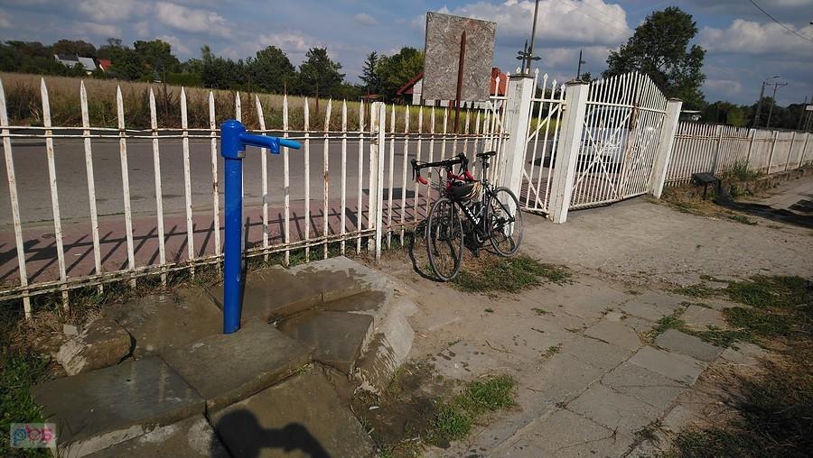 Pompa z wodą na cmentarzu w Łomnej