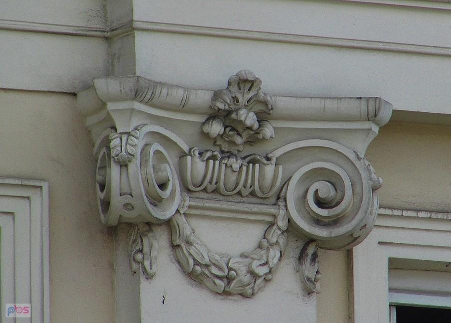Zwięczenie pilastra Kamienicy Jacobsona