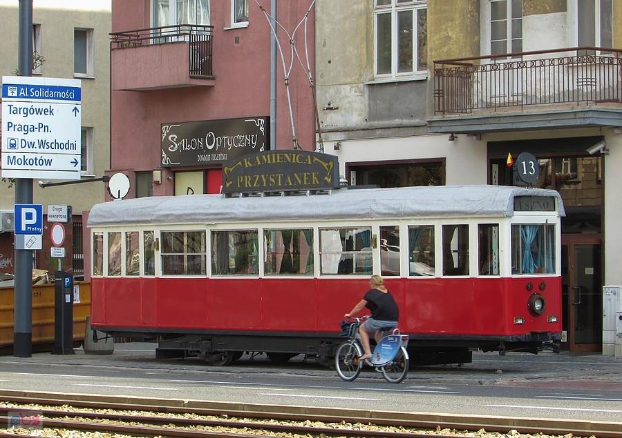 Trzynastka przed Teatrem Kamienica