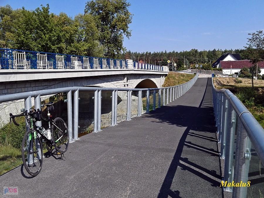 Fajna kładka nad Małą Panwią w Krasiejowie