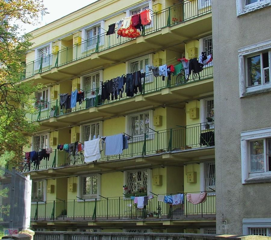 Większe pranie suszy się na podwórku w al. Solidarności