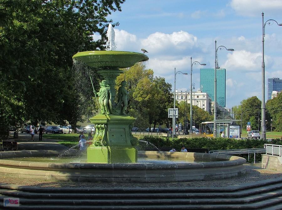 Fontanna przed Kinem Muranów