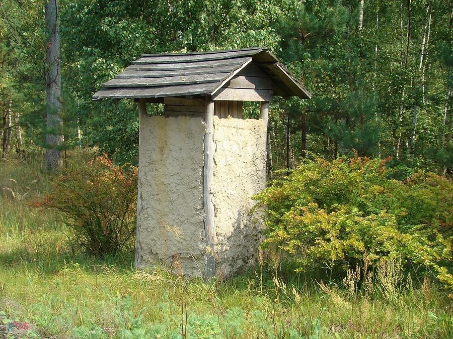 Domki z gliny dla owadów, głównie os, stawiane przez hutę miedzi w rejonie zlikwidowanych miejscowości.