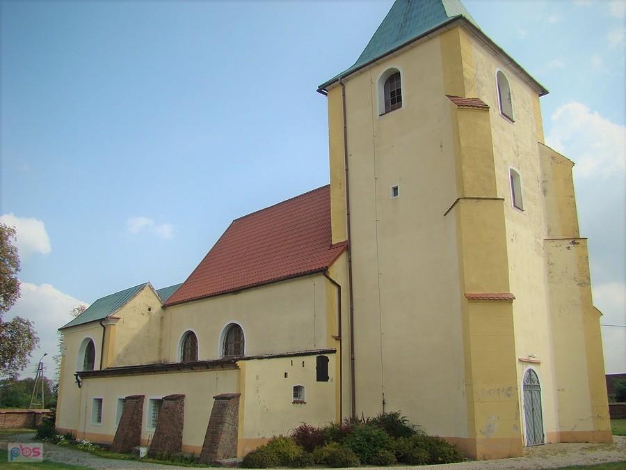 Najstarsze elementy kościoła w Brzegu Głogowskim pochodzą z XIII w. Są to mury nawy głównej.