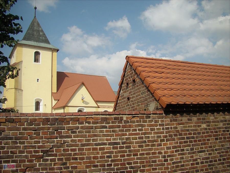 Brzeg Głogowski - kościół i kaplica grobowa przy murze kościelnym.