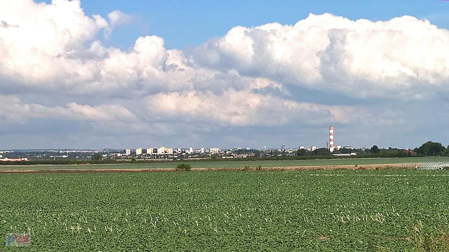 Widok z drogi Kurów - Przecław w oddali Szczecin.