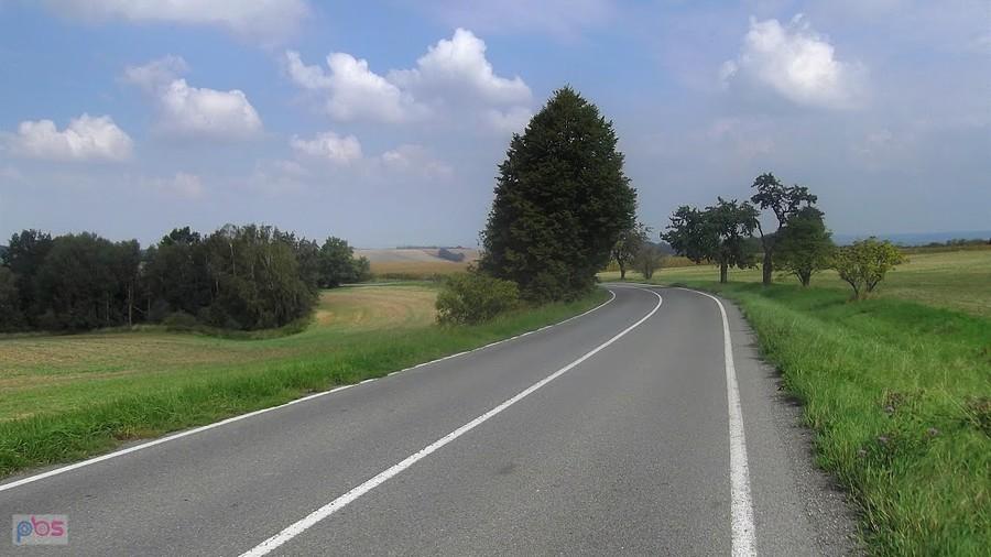 U góry droga z Darkovičky do Šilheřovic zamknięta, więc zjeżdżam do Hat'